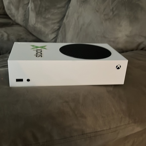 Xbox seris s brand new used twice and don’t use it anymore - Picture 3 of 3